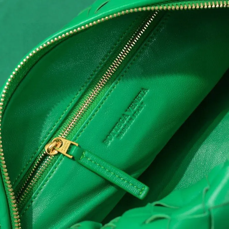 Batch 1460 BV Bottega Veneta 2022 Early Spring New Ladies Medium JODIE Handbag BV Bag 🔥The new method is to round the corners on the original basis and knot the round hobo bag with classic woven leather. The most iconic triangular pull-out design, using sheepskin draped soft shape, is super suitable for concave shapes~ Jodie feels really gentle to people, and is definitely the best item for daily matching. It has the same weave, new elements and twists, and is versatile. It is the new favorite of street style Internet celebrities! Size: 36*21*13 Model: 6697